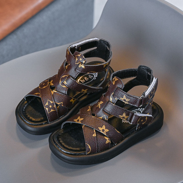 Tüdrukutele sobivad valged ja mustad laste sandaalid