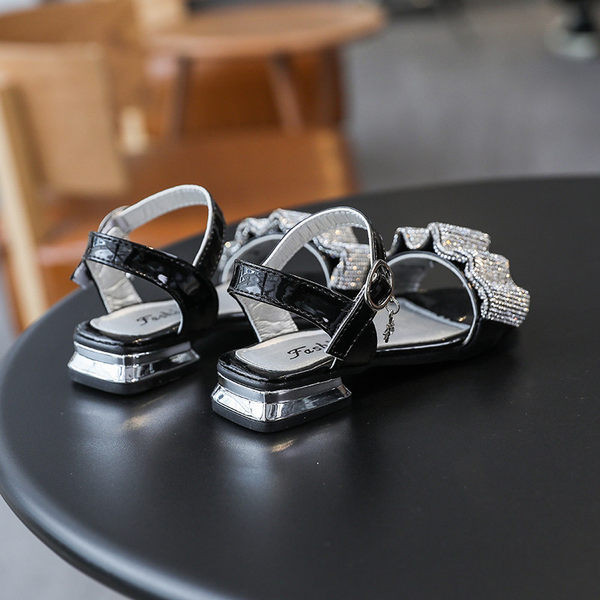 Elegantas bērnu lakādas sandales ar akmens apdari