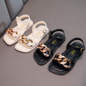 Καθημερινά σανδάλια για ένα κορίτσι με μεταλλική διακόσμηση αλυσίδας