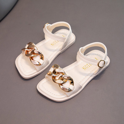 Καθημερινά σανδάλια για ένα κορίτσι με μεταλλική διακόσμηση αλυσίδας