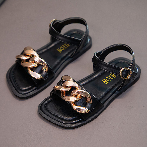 Καθημερινά σανδάλια για ένα κορίτσι με μεταλλική διακόσμηση αλυσίδας