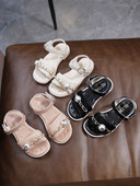 Nahast laste sandaalid metallist keti ja pärliga