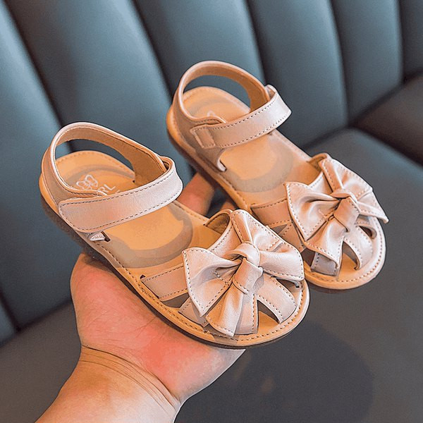 Mitmes värvitoonis paelaga laste sandaalid