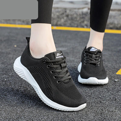 Sieviešu kedas ar plakanām zolēm mežģīnēm un uzrakstu