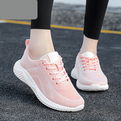 Sieviešu kedas ar plakanām zolēm mežģīnēm un uzrakstu