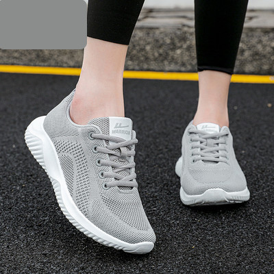 Sieviešu kedas ar plakanām zolēm mežģīnēm un uzrakstu