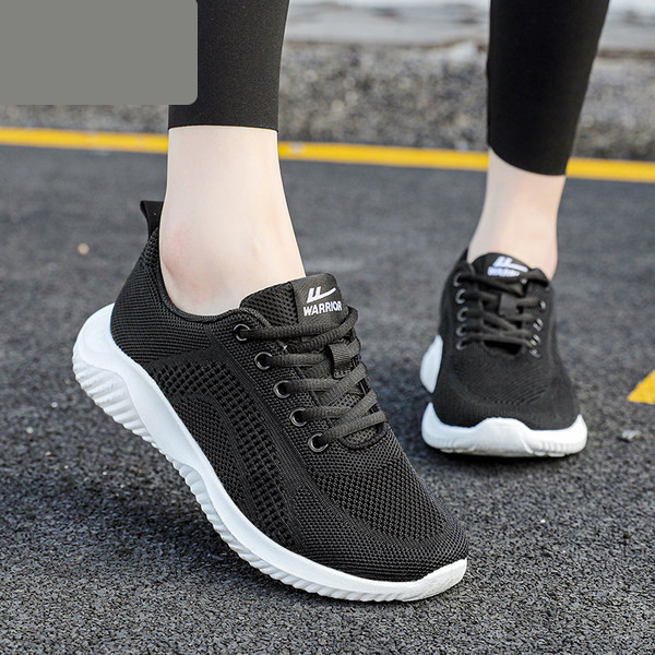 Sieviešu kedas ar plakanām zolēm mežģīnēm un uzrakstu