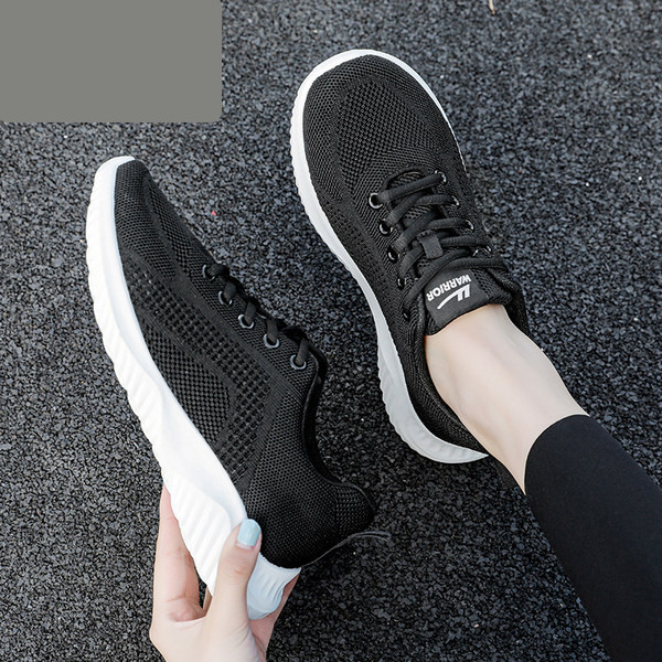 Sieviešu kedas ar plakanām zolēm mežģīnēm un uzrakstu