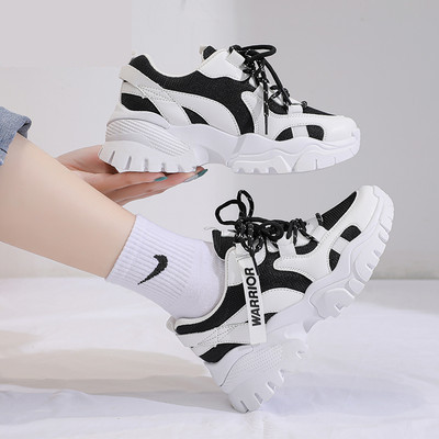 Γυναικεία casual αθλητικά παπούτσια  με τραχιά σόλα και επιγραφή