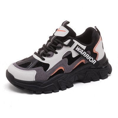 Sieviešu vasaras kedas ar sietu un raupju zoli