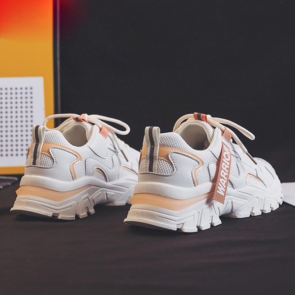 Sieviešu vasaras kedas ar sietu un raupju zoli