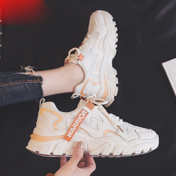 Sieviešu vasaras kedas ar sietu un raupju zoli