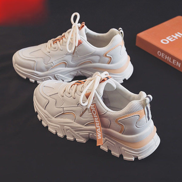 Sieviešu vasaras kedas ar sietu un raupju zoli