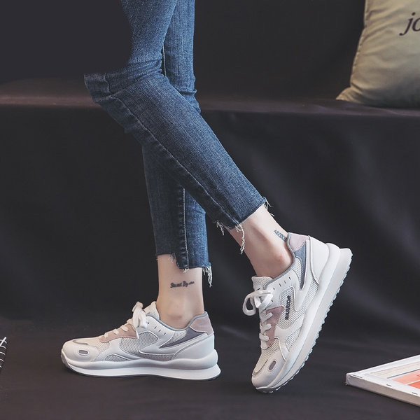 Sieviešu kedas ar mežģīnēm vairākās krāsās