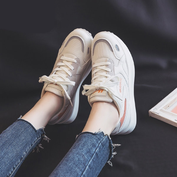 Sieviešu kedas ar mežģīnēm vairākās krāsās