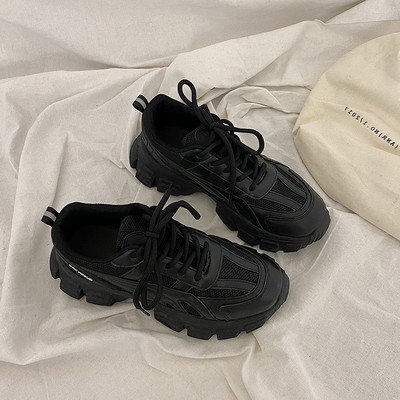 Kareda tallaga naiste hingavad tossud