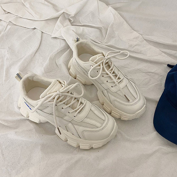 Kareda tallaga naiste hingavad tossud