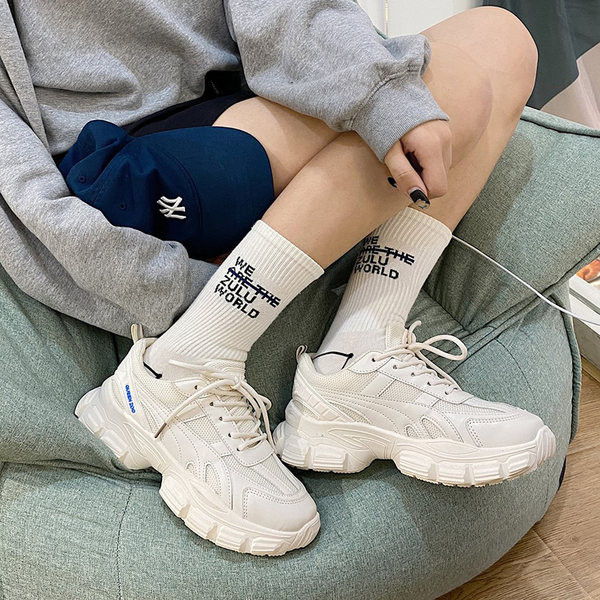 Kareda tallaga naiste hingavad tossud