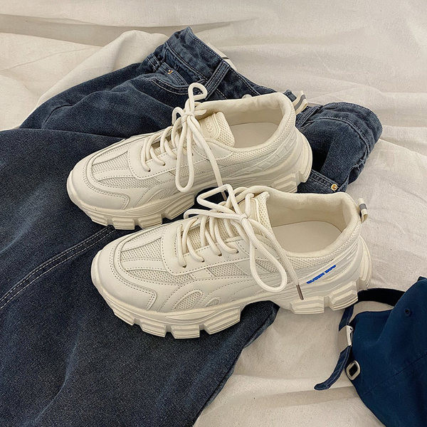 Kareda tallaga naiste hingavad tossud