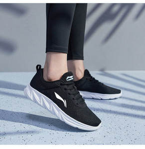 Paelte ja võrguga naiste tossud - kaks mudelit