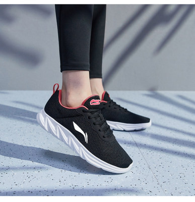 Paelte ja võrguga naiste tossud - kaks mudelit