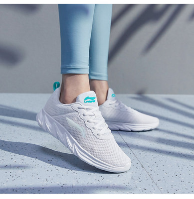 Paelte ja võrguga naiste tossud - kaks mudelit