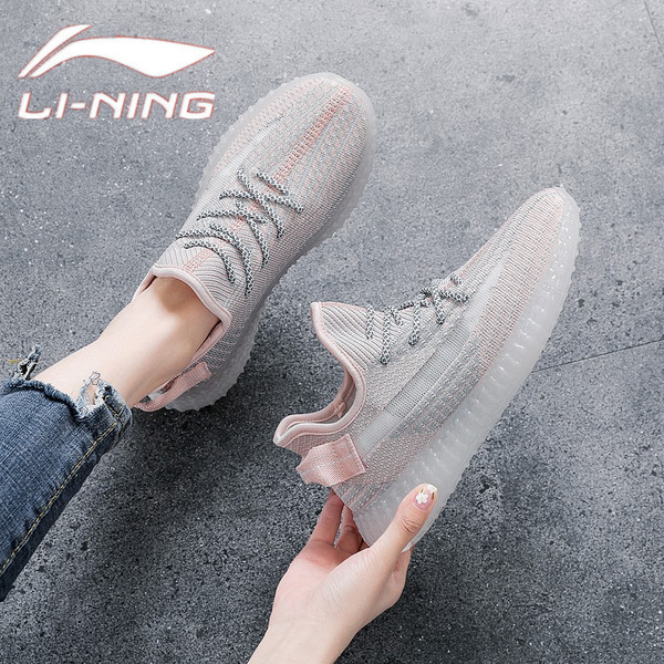 Novi model ženskih prozračnih tenisica s vezicama