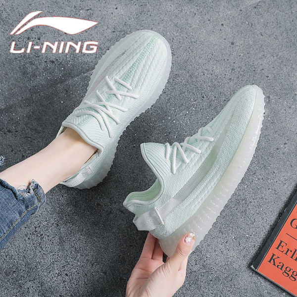 Novi model ženskih prozračnih tenisica s vezicama