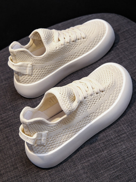 Νέο μοντέλο αθλητικά παπούτσια με επίπεδη σόλα το καλοκαίρι