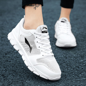 Naiste sportlikud ja igapäevased hingavad tossud