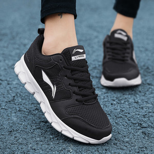 Naiste sportlikud ja igapäevased hingavad tossud