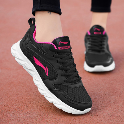 Naiste sportlikud ja igapäevased hingavad tossud