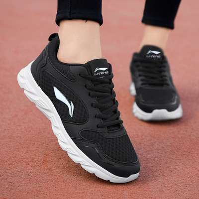 Naiste sportlikud ja igapäevased hingavad tossud