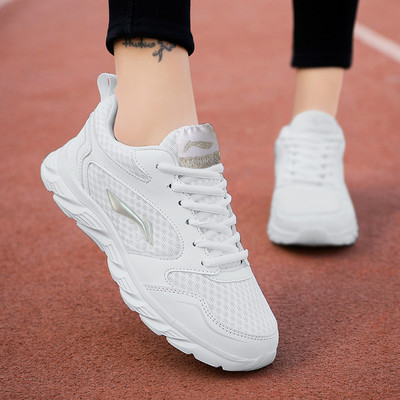 Naiste sportlikud ja igapäevased hingavad tossud