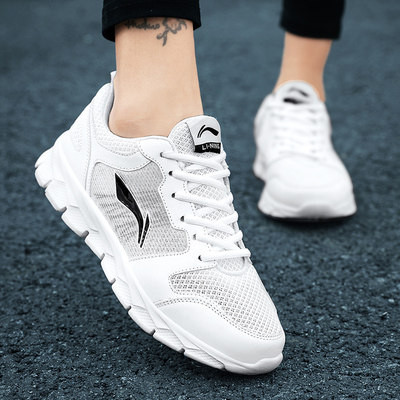 Naiste sportlikud ja igapäevased hingavad tossud