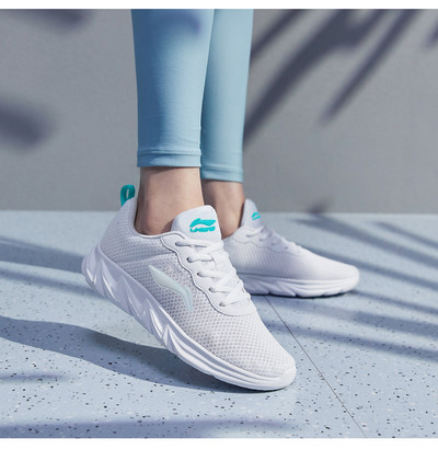 Naiste sportlikud ja igapäevased hingavad tossud