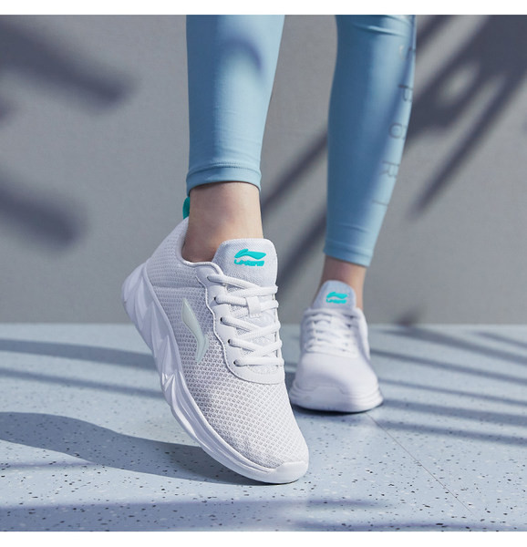 Naiste sportlikud ja igapäevased hingavad tossud