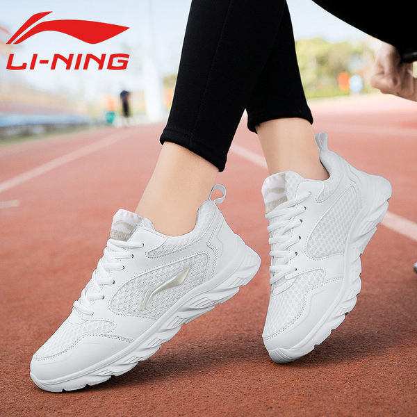 Naiste sportlikud ja igapäevased hingavad tossud