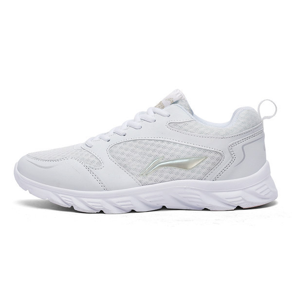 Naiste sportlikud ja igapäevased hingavad tossud