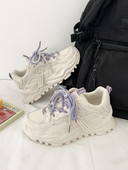 Naiste värviliste lipsudega hingavad tossud