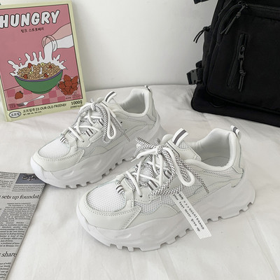 Naiste värviliste lipsudega hingavad tossud