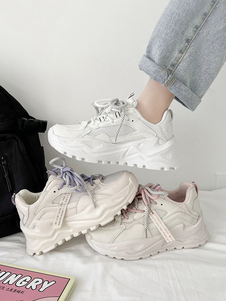 Naiste värviliste lipsudega hingavad tossud