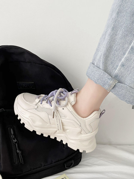 Naiste värviliste lipsudega hingavad tossud