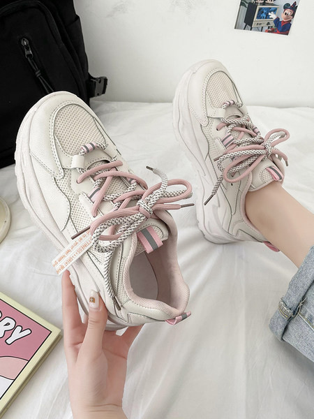 Naiste värviliste lipsudega hingavad tossud