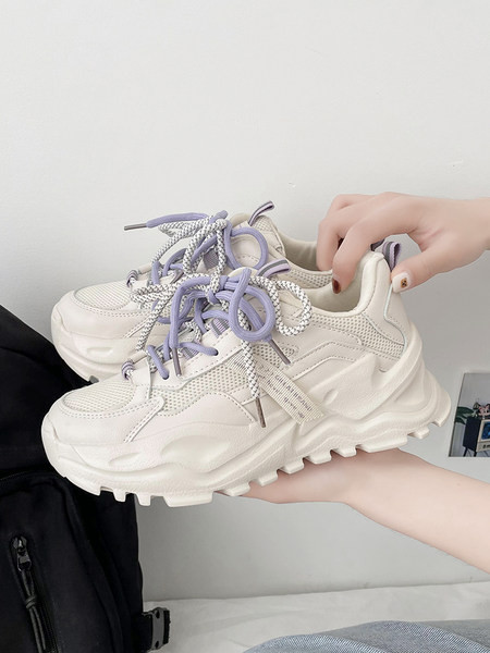 Naiste värviliste lipsudega hingavad tossud