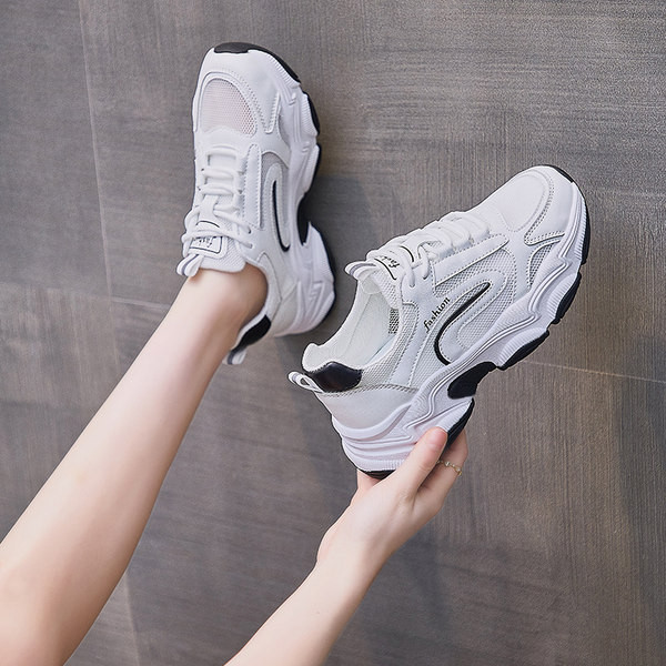 Lihtne mudel hingavad naiste tossud 5 cm platvormiga