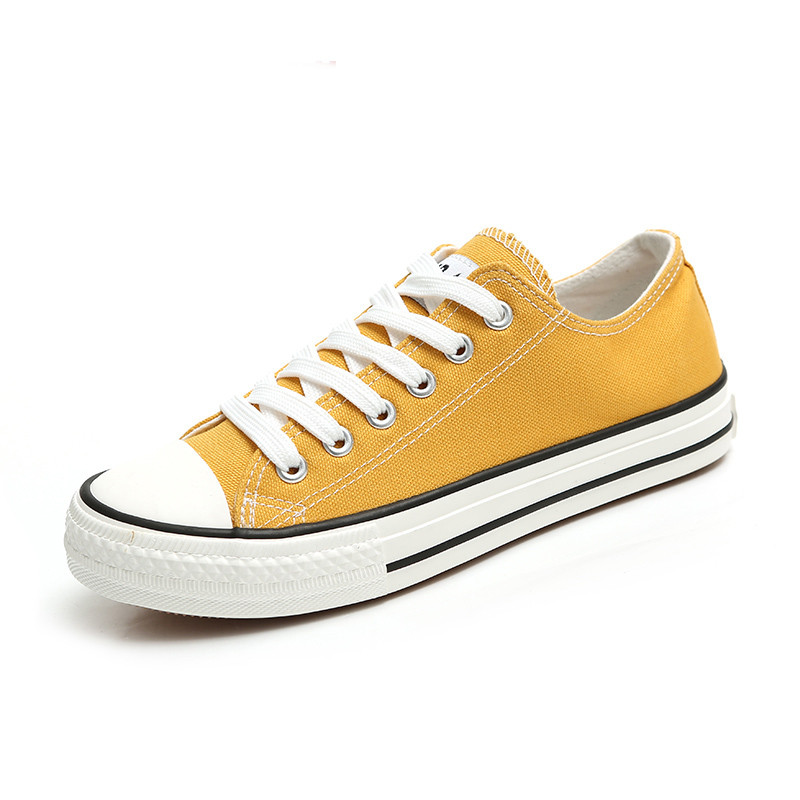 Naiste tekstiilist tossud lameda tallaga - mitu mudelit