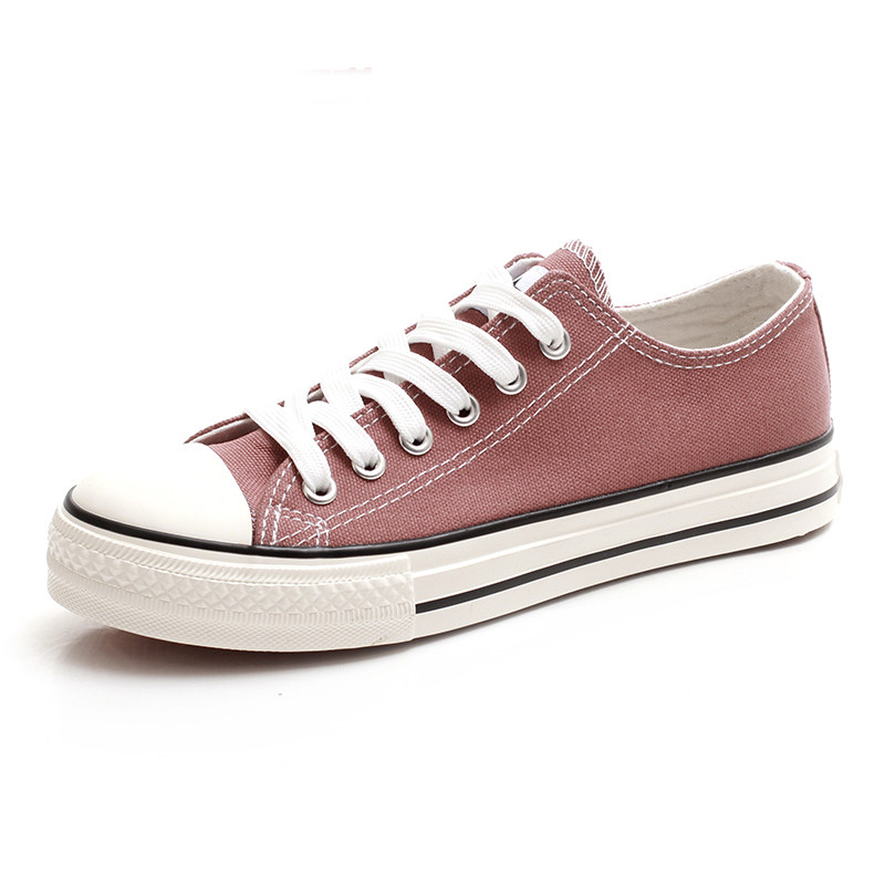 Naiste tekstiilist tossud lameda tallaga - mitu mudelit