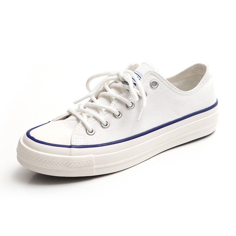 Naiste tekstiilist tossud lameda tallaga - mitu mudelit