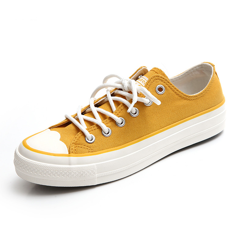 Naiste tekstiilist tossud lameda tallaga - mitu mudelit